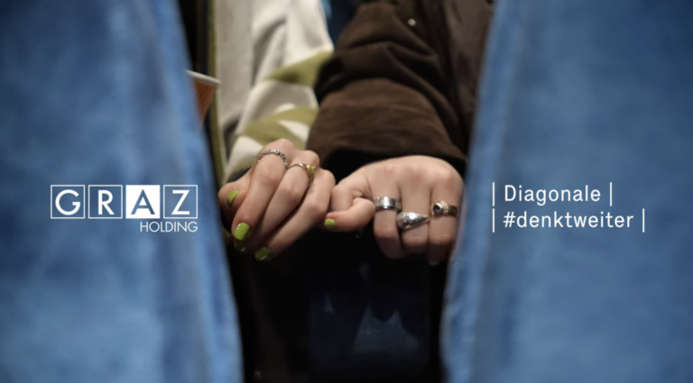 Diagonale Holding Hands